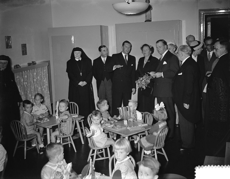 Bezoek koningin Juliana aan het Rooms Katholiek Weeshuis in de Jordaan, Bestanddeelnr 905-9447