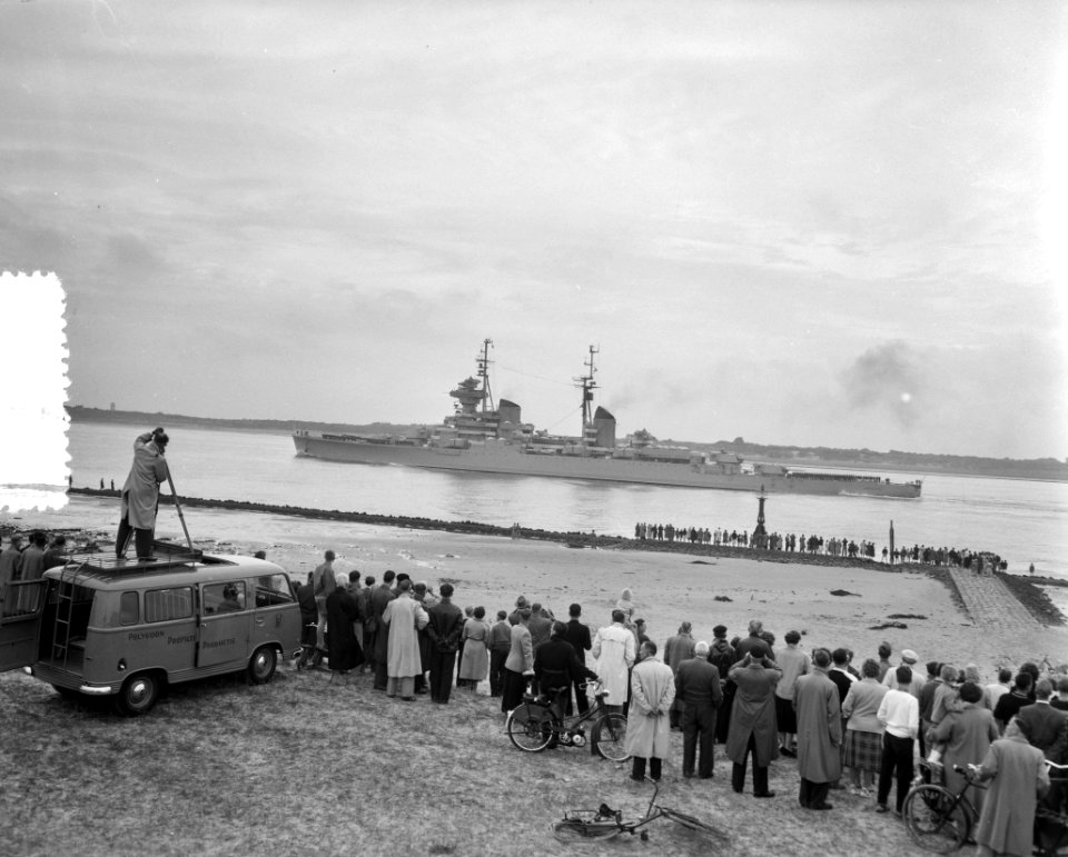 Bezoek Russische vlootsmaldeel Kruiser Sverdlov passeert de Hoek van Holland, Bestanddeelnr 907-9022