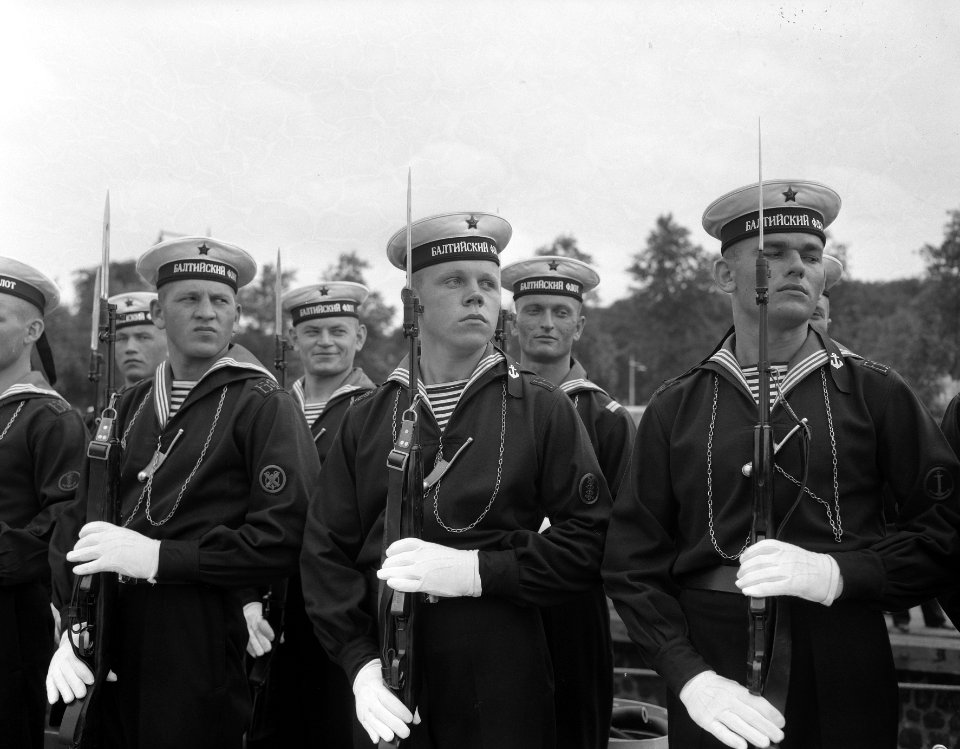 Bezoek Russische vlootsmaldeel Aankomst Parkhaven Rotterdam onder andere bemamm, Bestanddeelnr 907-9028