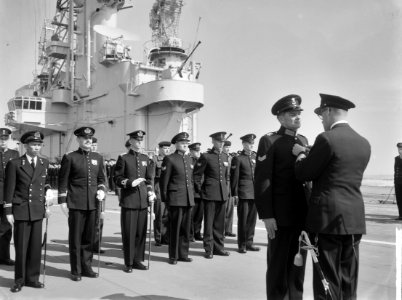 Bevelhebber Zeestrijdkrachten Vice-admiraal A. H. J. van der Schatte Olivier ond, Bestanddeelnr 915-0629