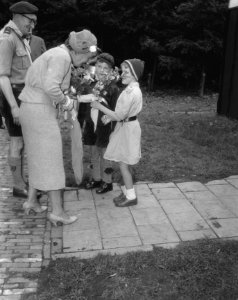 Bezoek van koningin Juliana aan invalide padvinders in het Amsterdamse Bos, Bestanddeelnr 909-8782