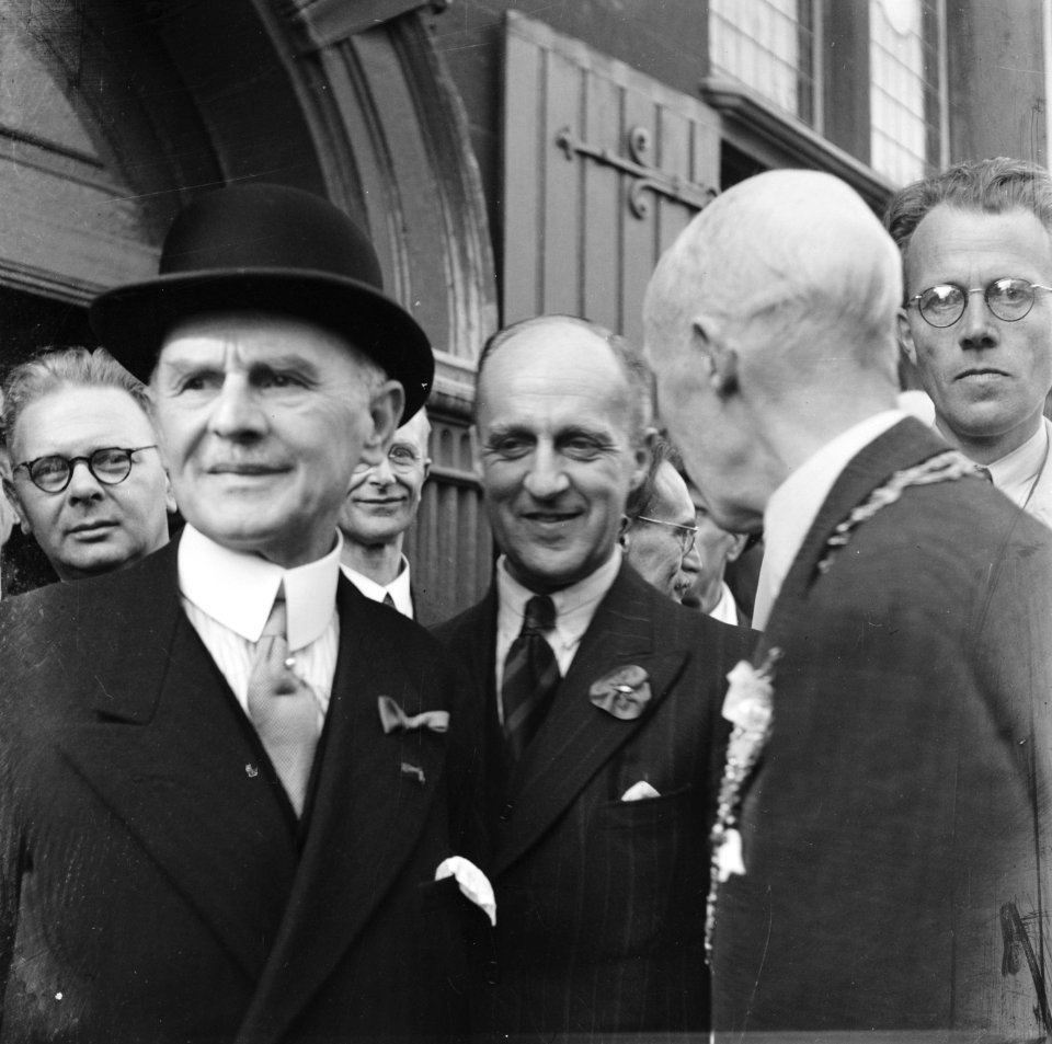 Bevrijding van Den Haag Burgemeester de Monchy (op de rug gezien, met ambtskete, Bestanddeelnr 900-2887