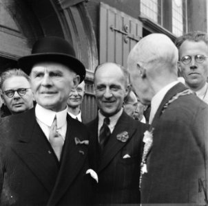 Bevrijding van Den Haag Burgemeester de Monchy (op de rug gezien, met ambtskete, Bestanddeelnr 900-2887