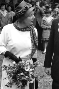 Bezoek Koningin Juliana Zeist en omgeving Koningin Juliana met bloemen, Bestanddeelnr 912-5523
