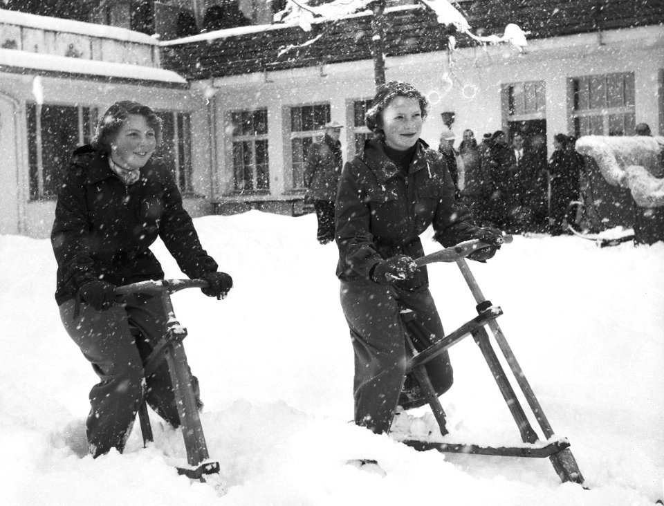 Bezoek Koninklijk gezin aan Grindelwald, aankomst, Bestanddeelnr 934-5563