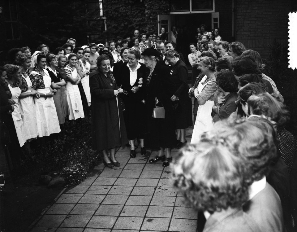 Bezoek van koningin Juliana aan de huishoudschool in Deventer, Bestanddeelnr 904-8146