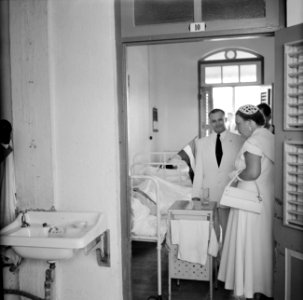 Bezoek van koningin Juliana aan het San Pedro Ziekenhuis in Oranjestad op Aruba, Bestanddeelnr 252-3916