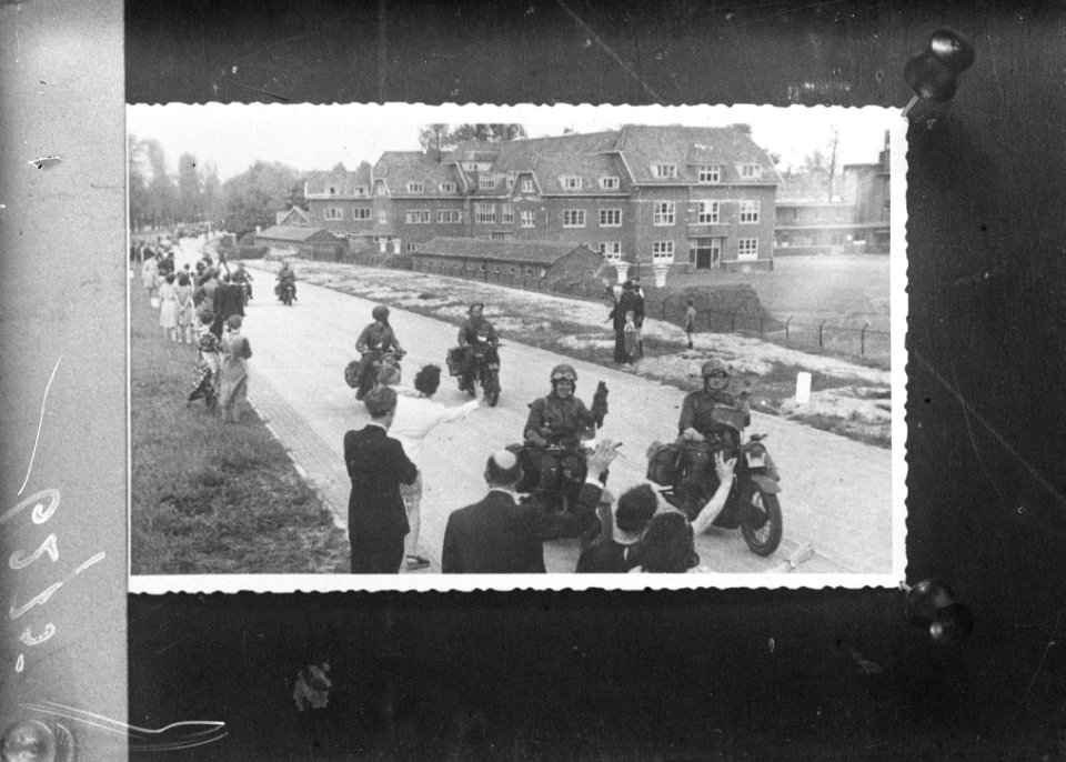 Bevrijdingsbeelden motorordonnansen rijden over een verhoogde weg langs een gro, Bestanddeelnr 900-6274