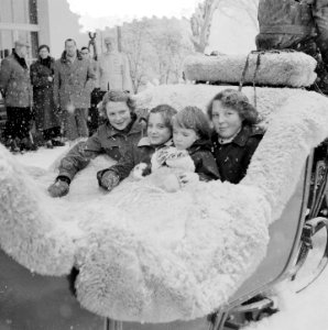 Bezoek Koninklijk gezin aan Grindelwald, vier Prinsessen arreslede, Bestanddeelnr 906-2182