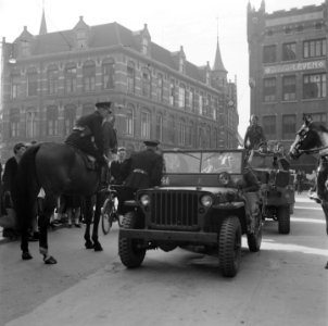 Bevrijdingfeest in Den Haag Canadese militairen en Nederlandse politie Een age, Bestanddeelnr 900-2880