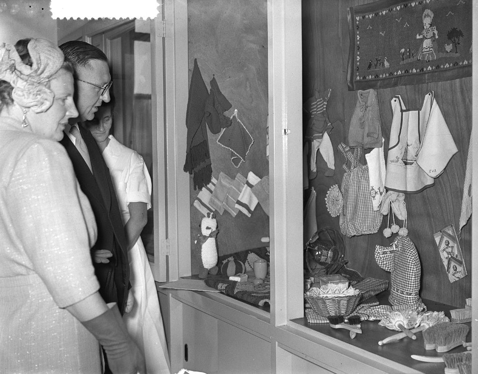 Bezoek van koningin Juliana aan Delft aan de Van de Wouden Stichting, Bestanddeelnr 907-3488