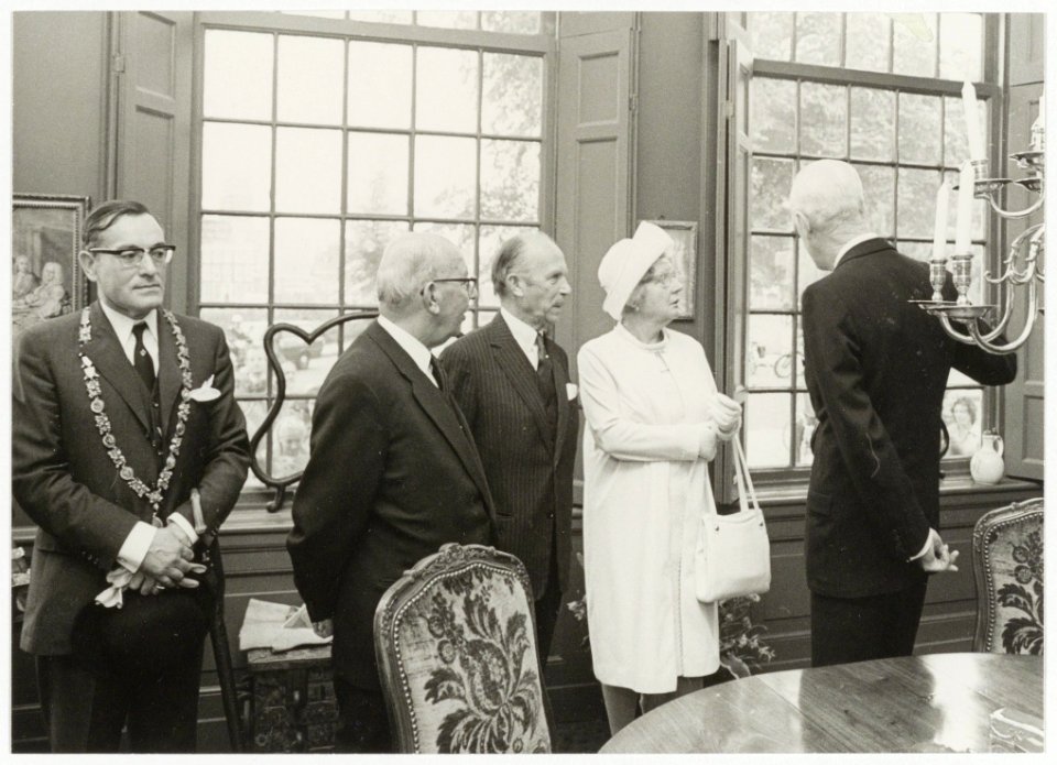 Bezoek van Koningin Juliana aan het Hofje van Noblet. Uiterst links burgemeester Leonard de Gou, NL-HlmNHA 54003955