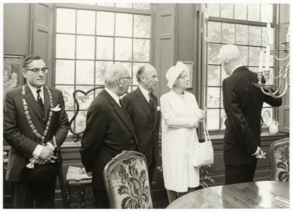 Bezoek van Koningin Juliana aan het Hofje van Noblet. Uiterst links burgemeester Leonard de Gou, NL-HlmNHA 54003955