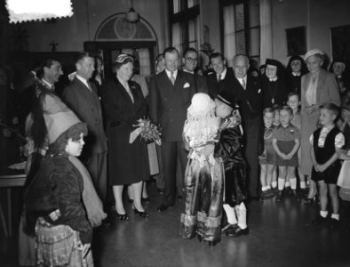 Bezoek koningin Juliana aan het Rooms Katholiek Weeshuis in de Jordaan, Bestanddeelnr 905-9446
