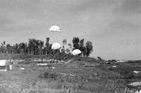 Bevoorrading wordt gedropt aan parachutes, Bestanddeelnr 1588-7-4