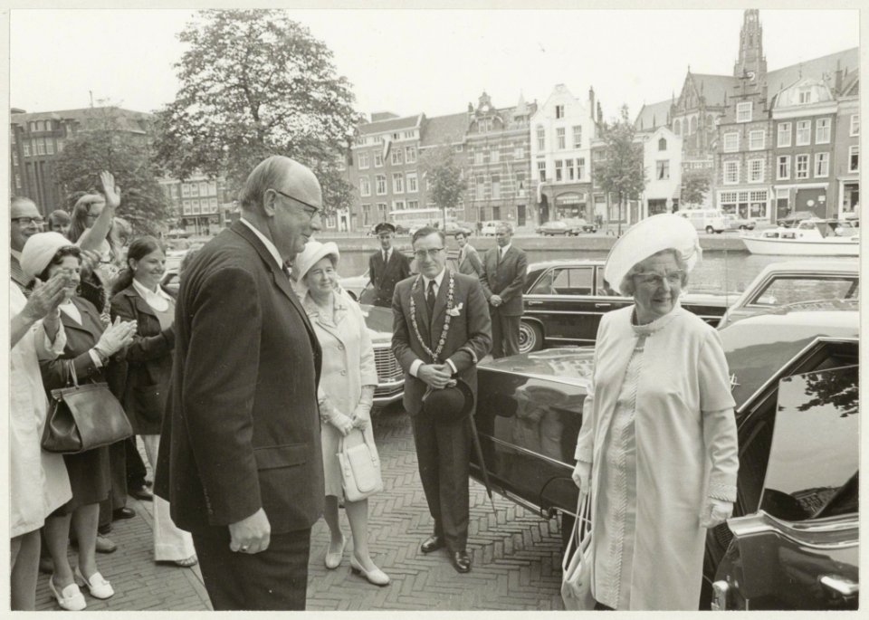 Bezoek van H.M. koningin Juliana aan de Koninklijke Hollandsche Maatschappij der Wetenschappen waar zij werd verwelkomd door Jhr. mr. C.C. van Valkenburg. In het midden burgemeester L. de Go, NL-HlmNHA 54012015
