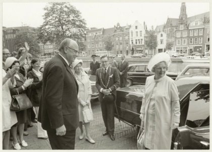 Bezoek van H.M. koningin Juliana aan de Koninklijke Hollandsche Maatschappij der Wetenschappen waar zij werd verwelkomd door Jhr. mr. C.C. van Valkenburg. In het midden burgemeester L. de Go, NL-HlmNHA 54012015