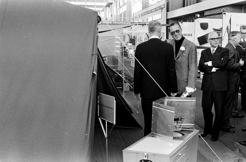 Bezoek Prins Bernhard Hiswa Goedkamp in de RAI te Amsterdam, Bestanddeelnr 914-9773