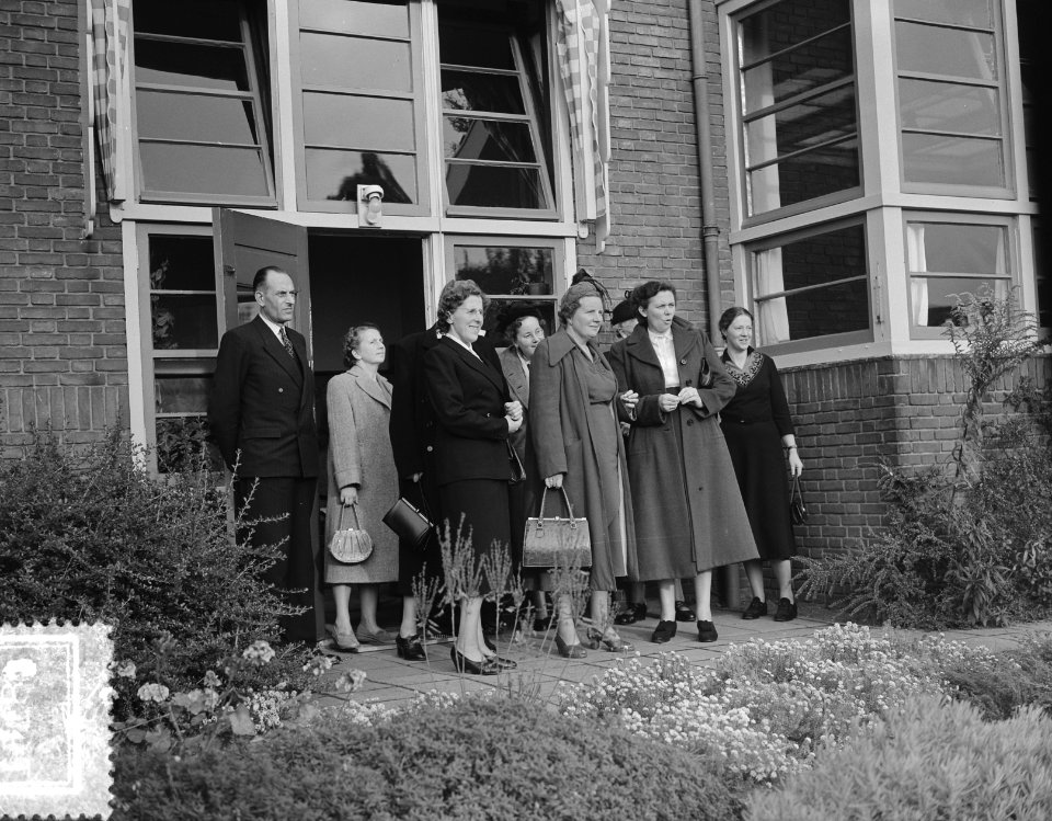 Bezoek van koningin Juliana aan de huishoudschool in Deventer, Bestanddeelnr 904-8151