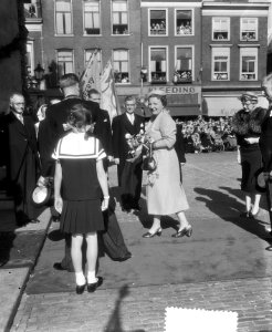 Bezoek van koningin Juliana aan Delft, aankomst op het Stadhuis, Bestanddeelnr 907-3507