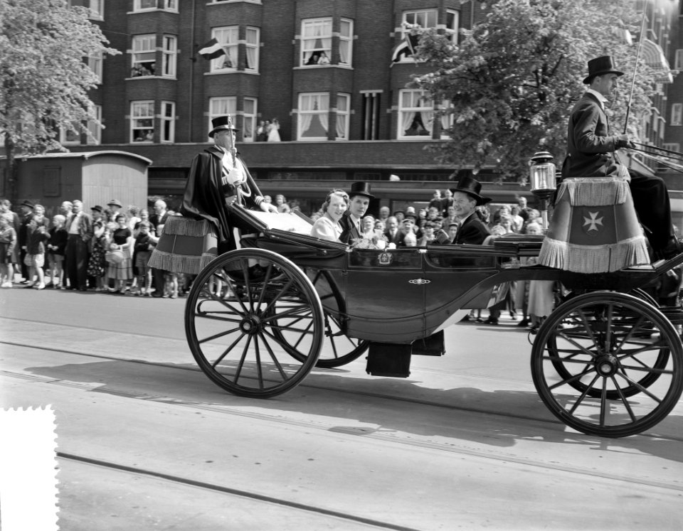 Bezoek Prinses Beatrix aan Amsterdam. Bezoek aan de jeugd op de Sintelbaan. Rond, Bestanddeelnr 907-8574