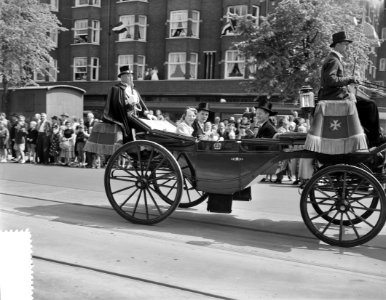 Bezoek Prinses Beatrix aan Amsterdam. Bezoek aan de jeugd op de Sintelbaan. Rond, Bestanddeelnr 907-8574