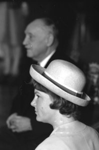 Bezoek President Scharf aan Rotterdam Prinses Irene met haar nieuwe hoed, Bestanddeelnr 912-4884