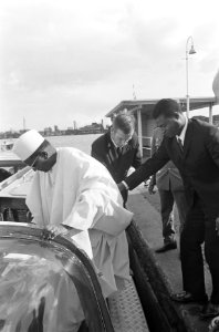 Bezoek President van Niger, rechts Z.E. Diori Hamani stapt uit na de rondvaart, Bestanddeelnr 921-7433