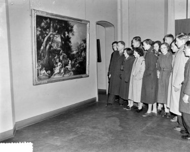 Bezoek schoolkinderen aan musea. In het Rijksmuseum, Bestanddeelnr 904-9114