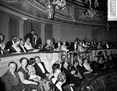 Bezoek Prinses Beatrix aan Amsterdam. Bezoek aan Stadsschouwburg. Voorstelling L, Bestanddeelnr 907-8562