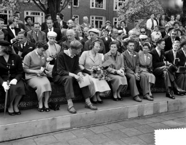 Bezoek Prinses Beatrix aan Amsterdam. Bezoek aan de jeugd op de Sintelbaan, Bestanddeelnr 907-8572
