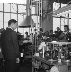 Bezoek van het Thailandse koningspaar aan Philips, rondga door de fabriek, Bestanddeelnr 911-7127