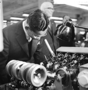 Bezoek van het Thailandse koningspaar aan Philips, rondga door de fabriek, Konin, Bestanddeelnr 911-7137