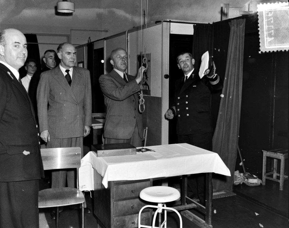 Bezoek van ir. C. Staf, minister van Oorlog en Marine, en de schout-bij-nacht Mo, Bestanddeelnr 904-7176