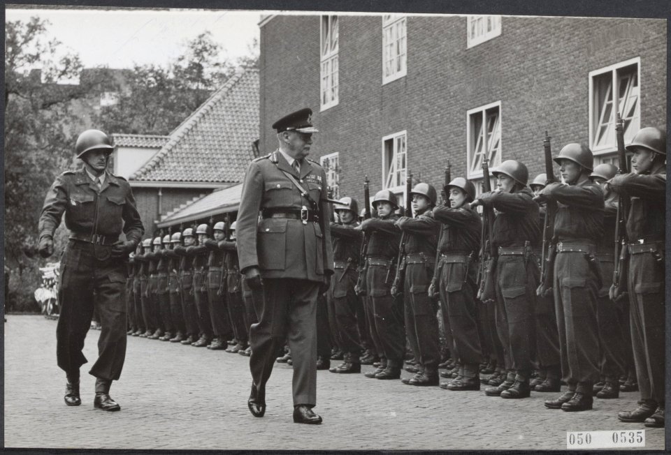 Bevelhebbers, afscheid, erewachten, Gale R., Nieuwenhoven-Helbach T.C. v., Julia, Bestanddeelnr 050-0535
