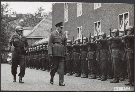 Bevelhebbers, afscheid, erewachten, Gale R., Nieuwenhoven-Helbach T.C. v., Julia, Bestanddeelnr 050-0535