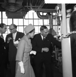 Bezoek van het Thailandse koningspaar aan Philips, rondga door de fabriek, Bestanddeelnr 911-7131