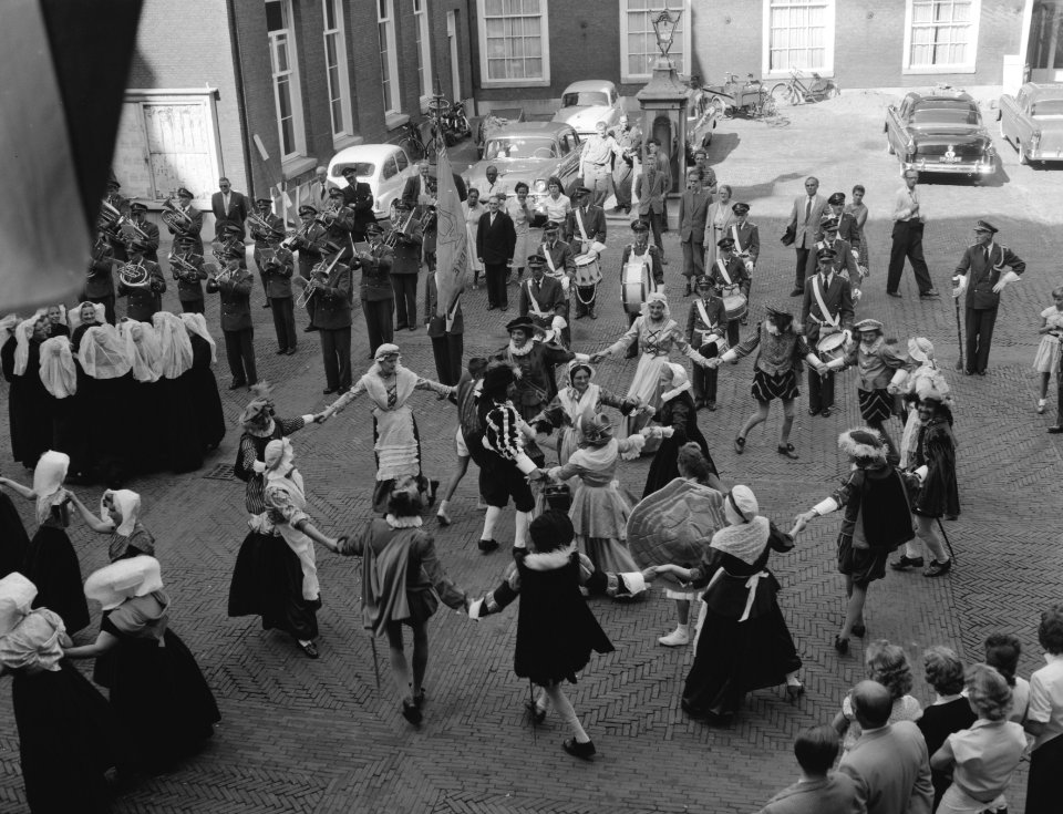 Bezoek van Kaat Mossel aan Amsterdam, dansen op de binnenplaats van het stadhuis, Bestanddeelnr 909-8069