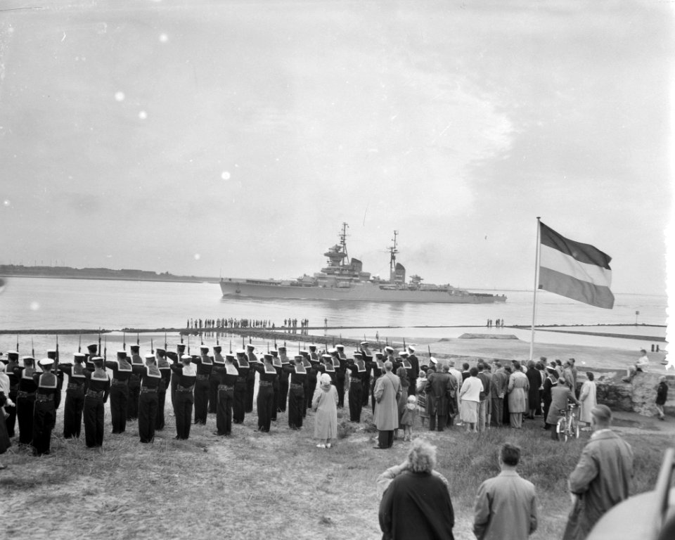 Bezoek Russische vlootsmaldeel Kruiser Sverdlov passeert de Hoek van Holland, Bestanddeelnr 907-9020