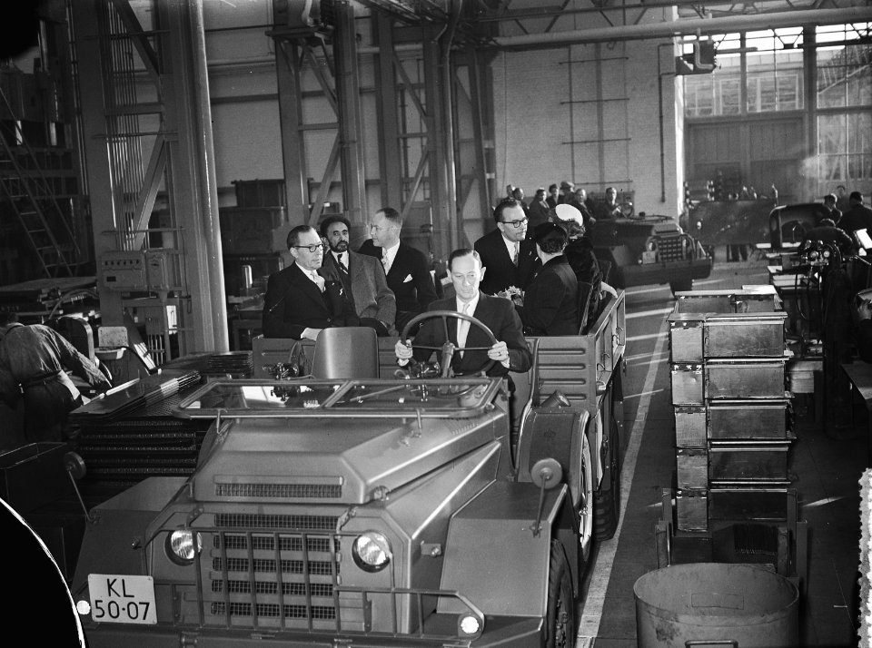 Bezoek van koningin Juliana, prins Bernhard en keizer Haile Selassie aan de DAF , Bestanddeelnr 906-8298