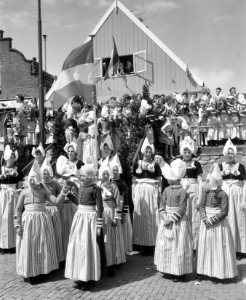 Bezoek Scharf aan Volendam. Volendamse meisjes, Bestanddeelnr 912-4945