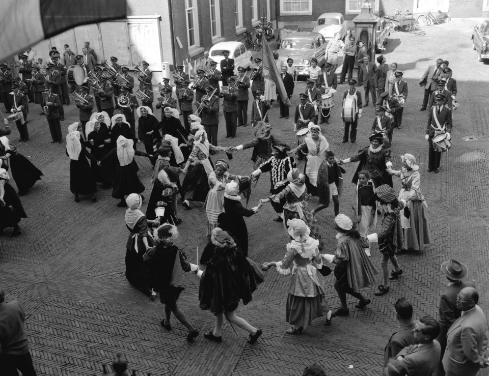 Bezoek van Kaat Mossel aan Amsterdam, dansen op de binnenplaats van het stadhuis, Bestanddeelnr 909-8070