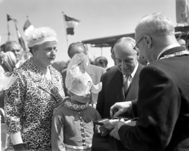 Bezoek Scharf aan Volendam. Scharf en de burgemeester, Bestanddeelnr 912-4948