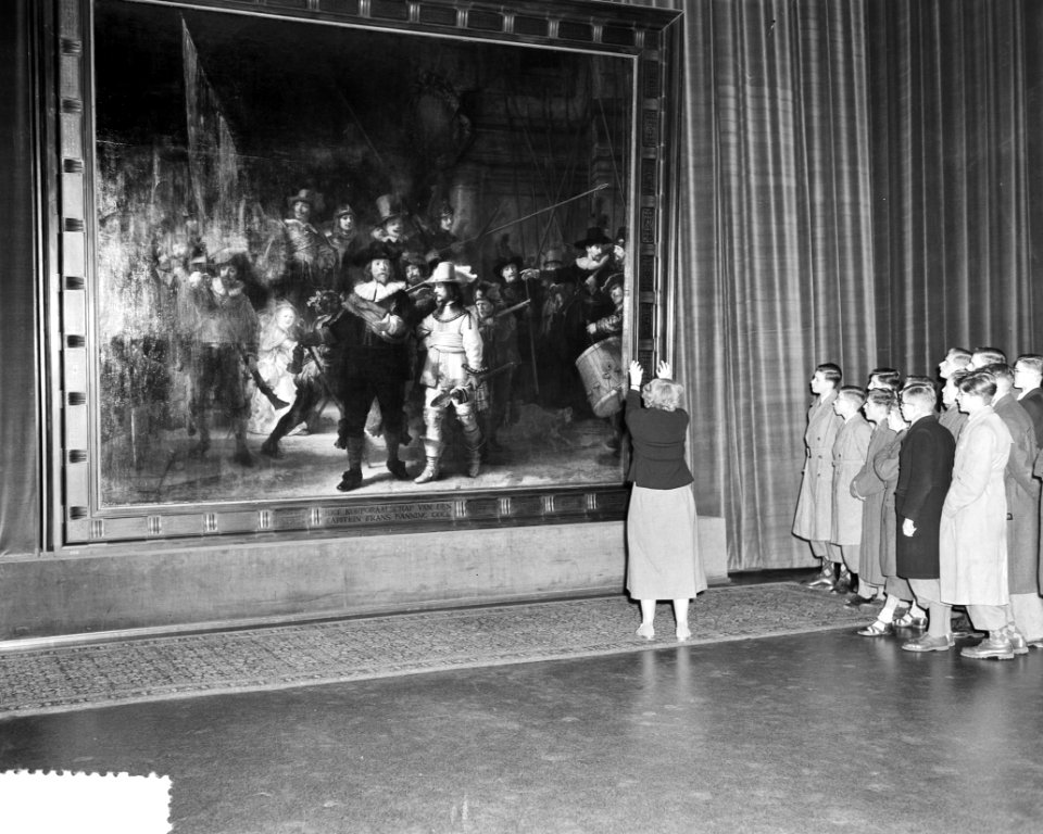 Bezoek schoolkinderen aan musea. Bij de Nachtwacht in het Rijksmuseum, Bestanddeelnr 904-9113