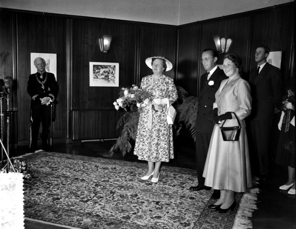 Bezoek Prinses Beatrix aan Amsterdam. Bezoek aan het Internationaal Cultureel Ce, Bestanddeelnr 907-8555