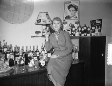 Bezoek Schoonheidskoningin bij Lucas Bols, Bestanddeelnr 905-5851
