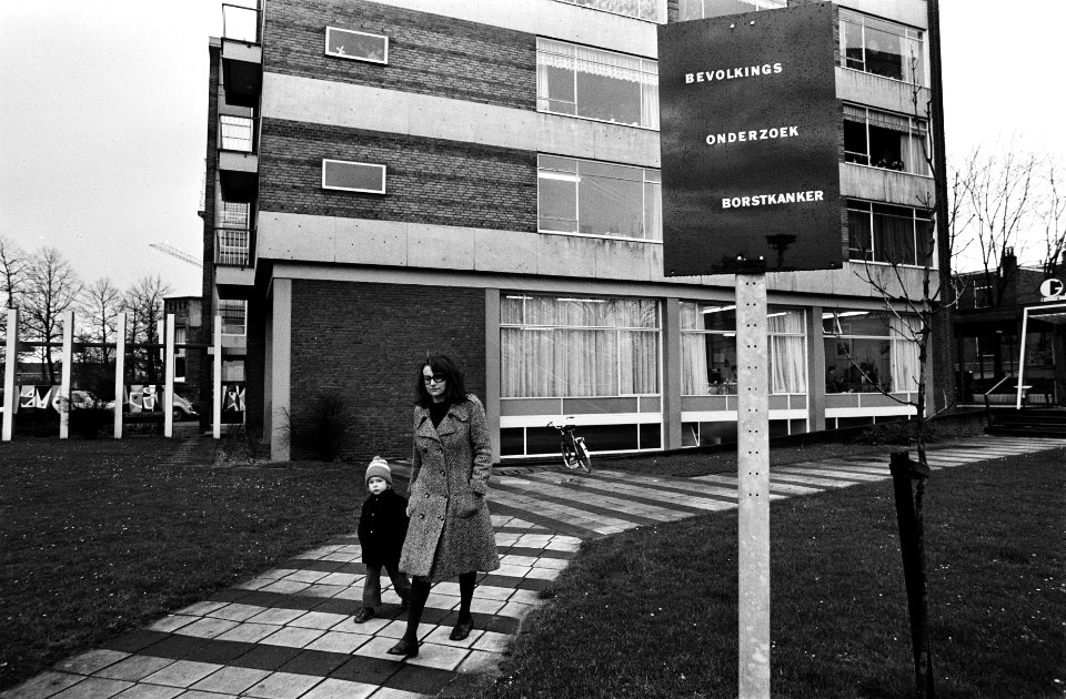 Bevolkingsonderzoek naar borstkanker in Nijmegen bord voor gebouw van GG en GD , Bestanddeelnr 927-6789