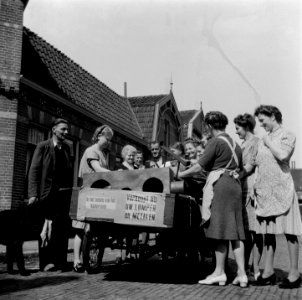 Bevrijding. Straatbeelden oud metaal en lompen word met handkar opgehaald, Bestanddeelnr 900-3173