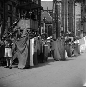 Bevrijding. Jeugddemonstratie op de Dam te Amsterdam. Vaandelgroet, Bestanddeelnr 900-3077