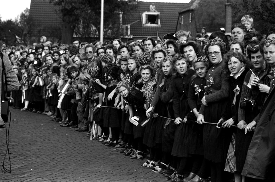 Bevolking van Staphorst in klederdracht langs de route, Bestanddeelnr 930-4974